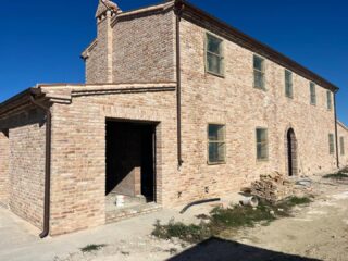 🏡 Terre Roveresche (PU)
Per la ricostruzione di una casa nei splendidi colli pesaresi, abbiamo fornito i mattoni faccia a vista antichizzati San Marco Do.Gi. 2.0 multicolore: un materiale che unisce estetica, resistenza e autenticità, valorizzando ogni dettaglio architettonico.
🔸 Texture unica
🔸 Tonalità calde e naturali
🔸 Atmosfera senza tempo
▫️
𝗚𝗿𝘂𝗽𝗽𝗼 𝗦𝗲𝗰𝗰𝗵𝗶𝗮𝗿𝗼𝗹𝗶.
𝑫𝒂𝒍 1949 𝒂𝒍 𝒕𝒖𝒐 𝒔𝒆𝒓𝒗𝒊𝒛𝒊𝒐 𝒏𝒆𝒍𝒍'𝒆𝒅𝒊𝒍𝒊𝒛𝒊𝒂.
📧 info@grupposecchiaroli.it
.
#edilizia #secchiaroli #ferramenta #costruzioni #caseinlegno #marche