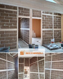 🏗 𝗦𝗰𝗮𝘁𝘁𝗶 𝗱𝗮𝗶 𝗰𝗮𝗻𝘁𝗶𝗲𝗿𝗶
▫️
📍Fermignano (PU)
Nella nostra casa in legno e paglia stiamo realizzando i nuovi divisori interni: pareti naturali composte da blocchi in calce e canapa, sostenuti da un’intelaiatura in travetti di abete che ne garantisce solidità e durata.
▫️
Il tutto verrà completato da un intonaco in argilla, per una soluzione costruttiva 100% naturale, traspirante e capace di regolare in modo ottimale l’umidità degli ambienti.�Un sistema che previene la formazione di muffe e assicura un benessere abitativo superiore, nel pieno rispetto dell’ambiente.
🔸🔸🔸
𝗚𝗿𝘂𝗽𝗽𝗼 𝗦𝗲𝗰𝗰𝗵𝗶𝗮𝗿𝗼𝗹𝗶.
𝑫𝒂𝒍 1949 𝒂𝒍 𝒕𝒖𝒐 𝒔𝒆𝒓𝒗𝒊𝒛𝒊𝒐 𝒏𝒆𝒍𝒍'𝒆𝒅𝒊𝒍𝒊𝒛𝒊𝒂.
📧 info@grupposecchiaroli.it
.
#edilizia #secchiaroli #ferramenta #costruzioni #caseinlegno #marche
