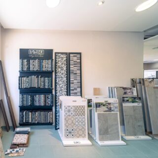 ✨ Non solo arredi: nel nostro showroom scopri finiture uniche, pavimenti e rivestimenti capaci di dare forma alle emozioni.

Ogni dettaglio nasce da una ricerca instancabile della perfezione e dalla cura artigianale che da sempre ci contraddistingue.

Semplice o ambizioso che sia il tuo progetto, lo trasformiamo in realtà con stile, qualità Made in Italy e un equilibrio sorprendente tra valore e prezzo.

🎯 Vieni a trovarci e lasciati ispirare da soluzioni che parlano di te.
🔸🔸🔸
𝗚𝗿𝘂𝗽𝗽𝗼 𝗦𝗲𝗰𝗰𝗵𝗶𝗮𝗿𝗼𝗹𝗶.
𝑫𝒂𝒍 1949 𝒂𝒍 𝒕𝒖𝒐 𝒔𝒆𝒓𝒗𝒊𝒛𝒊𝒐 𝒏𝒆𝒍𝒍'𝒆𝒅𝒊𝒍𝒊𝒛𝒊𝒂.
📧 info@grupposecchiaroli.it
.
#edilizia #secchiaroli #ferramenta #costruzioni #caseinlegno #marche