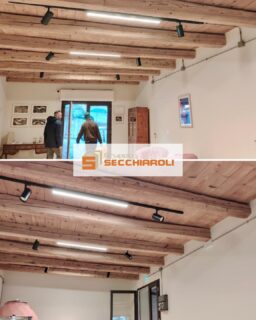 🏗 𝗦𝗰𝗮𝘁𝘁𝗶 𝗱𝗮𝗶 𝗰𝗮𝗻𝘁𝗶𝗲𝗿𝗶
▫️
📍Pesaro (PU)
Eccoci di nuovo qui, nell’azienda agricola per cui abbiamo realizzato anche un solaio in abete uso fiume con tavolato in abete, valorizzato da una finitura sabbiata che esalta la materia e il suo carattere naturale.
📐 Progetto a cura dello Studio Tecnico Kinema Ingegneria – Pesaro
🔸🔸🔸
𝗚𝗿𝘂𝗽𝗽𝗼 𝗦𝗲𝗰𝗰𝗵𝗶𝗮𝗿𝗼𝗹𝗶.
𝑫𝒂𝒍 1949 𝒂𝒍 𝒕𝒖𝒐 𝒔𝒆𝒓𝒗𝒊𝒛𝒊𝒐 𝒏𝒆𝒍𝒍'𝒆𝒅𝒊𝒍𝒊𝒛𝒊𝒂.
📧 info@grupposecchiaroli.it
.
#edilizia #secchiaroli #ferramenta #costruzioni #caseinlegno #marche