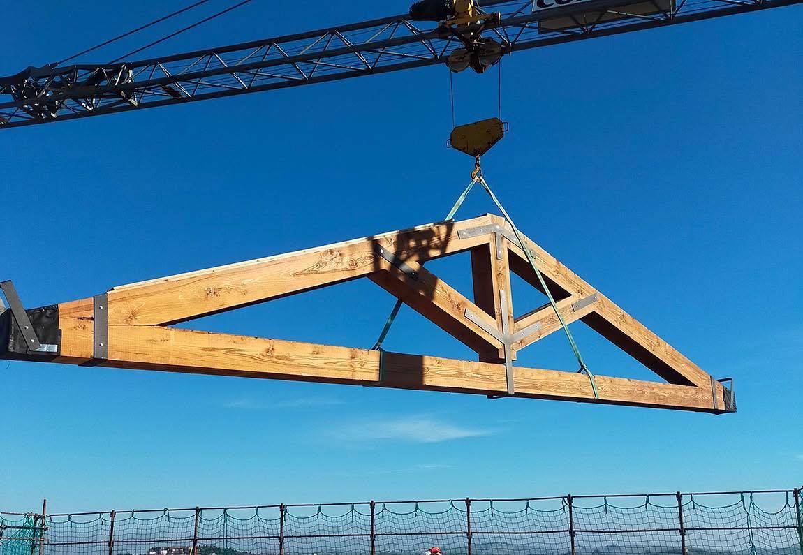 Le capriate in legno sono molto più di un semplice supporto per il tetto: sono un dettaglio architettonico che dà personalità agli spazi. 🏡

La loro tipica forma triangolare, utilizzata da secoli nell’edilizia, permette di sostenere le coperture distribuendo i carichi in modo efficace, garantendo resistenza e lunga durata nel tempo.
Una soluzione che si adatta perfettamente a contesti diversi, dalle atmosfere più rustiche agli ambienti dal design contemporaneo.
▫️
Vuoi scoprire di più? Leggi il nostro approfondimento: 
https://www.grupposecchiaroli.it/capriate-in-legno-gruppo-secchiaroli-p17.php
▫️
𝗚𝗿𝘂𝗽𝗽𝗼 𝗦𝗲𝗰𝗰𝗵𝗶𝗮𝗿𝗼𝗹𝗶.
𝑫𝒂𝒍 1949 𝒂𝒍 𝒕𝒖𝒐 𝒔𝒆𝒓𝒗𝒊𝒛𝒊𝒐 𝒏𝒆𝒍𝒍'𝒆𝒅𝒊𝒍𝒊𝒛𝒊𝒂.
📧 info@grupposecchiaroli.it
.
#caseinlegno #legno #paglia #edilizia #bioedilizia #sostenibilità #efficienzaenergetica #madeinitaly