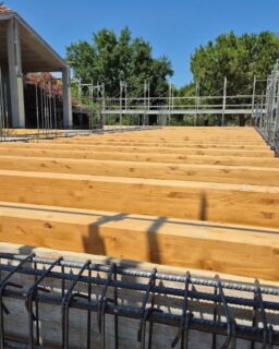 🪵 Il calore del legno, protagonista di questo nuovo lavoro a Fano (PU).

Abbiamo realizzato un solaio in legno con travi in abete lamellare e listoni in abete.

A completare il lavoro, un trattamento con impregnante naturale color noce, scelto per proteggere il legno e valorizzarne le venature, donando all’ambiente una tonalità calda e accogliente.

𝗚𝗿𝘂𝗽𝗽𝗼 𝗦𝗲𝗰𝗰𝗵𝗶𝗮𝗿𝗼𝗹𝗶.
𝑫𝒂𝒍 1949 𝒂𝒍 𝒕𝒖𝒐 𝒔𝒆𝒓𝒗𝒊𝒛𝒊𝒐 𝒏𝒆𝒍𝒍'𝒆𝒅𝒊𝒍𝒊𝒛𝒊𝒂.
📧 info@grupposecchiaroli.it
.
#caseinlegno #legno #paglia #edilizia #bioedilizia #sostenibilità #efficienzaenergetica #madeinitaly