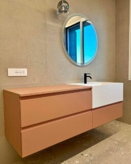 Cerchi l'ispirazione per trasformare il tuo bagno in un'oasi di puro design? 🚿✨
A Terre Roveresche (PU) abbiamo completato la ristrutturazione totale di questo bagno che combina tonalità calde e texture materiche con la pulizia del design moderno.
Ecco i protagonisti di questa trasformazione:
🟤 Superfici: Pavimenti e rivestimenti firmati Ceramica Sant'Agostino, serie Logico Cosmo Sand.
🚿 Zona Doccia: Piatto doccia Relax Design racchiuso dall'eleganza del box doccia Novellini, serie Riga, con profili neri a contrasto.
🚽 Sanitari: Linee pulite e moderne con i sanitari GSI.
🪞 Arredo Bagno: Mobile e lavabo ARBI.
⚫ Dettagli: Rubinetterie Paffoni in finitura nero opaco, per un tocco industrial-chic.
🛠️ Dalla progettazione alla scelta dei materiali, realizziamo il bagno dei tuoi sogni con cura e precisione.
👉 Scorri per vedere i dettagli.
𝗚𝗿𝘂𝗽𝗽𝗼 𝗦𝗲𝗰𝗰𝗵𝗶𝗮𝗿𝗼𝗹𝗶.
𝑫𝒂𝒍 1949 𝒂𝒍 𝒕𝒖𝒐 𝒔𝒆𝒓𝒗𝒊𝒛𝒊𝒐 𝒏𝒆𝒍𝒍'𝒆𝒅𝒊𝒍𝒊𝒛𝒊𝒂.
📧 info@grupposecchiaroli.it
#grupposecchiaroli #edilizia #bioedilizia #sostenibilità